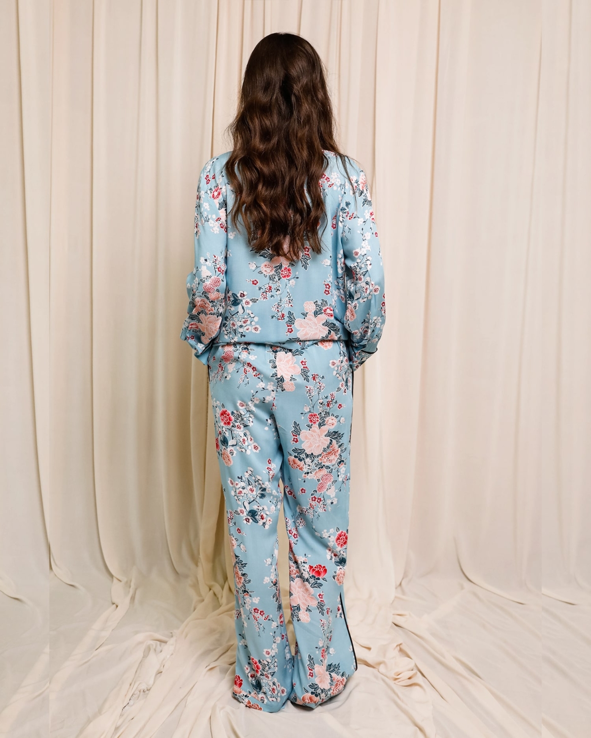 pijama-lunga-bleu-cu-flori