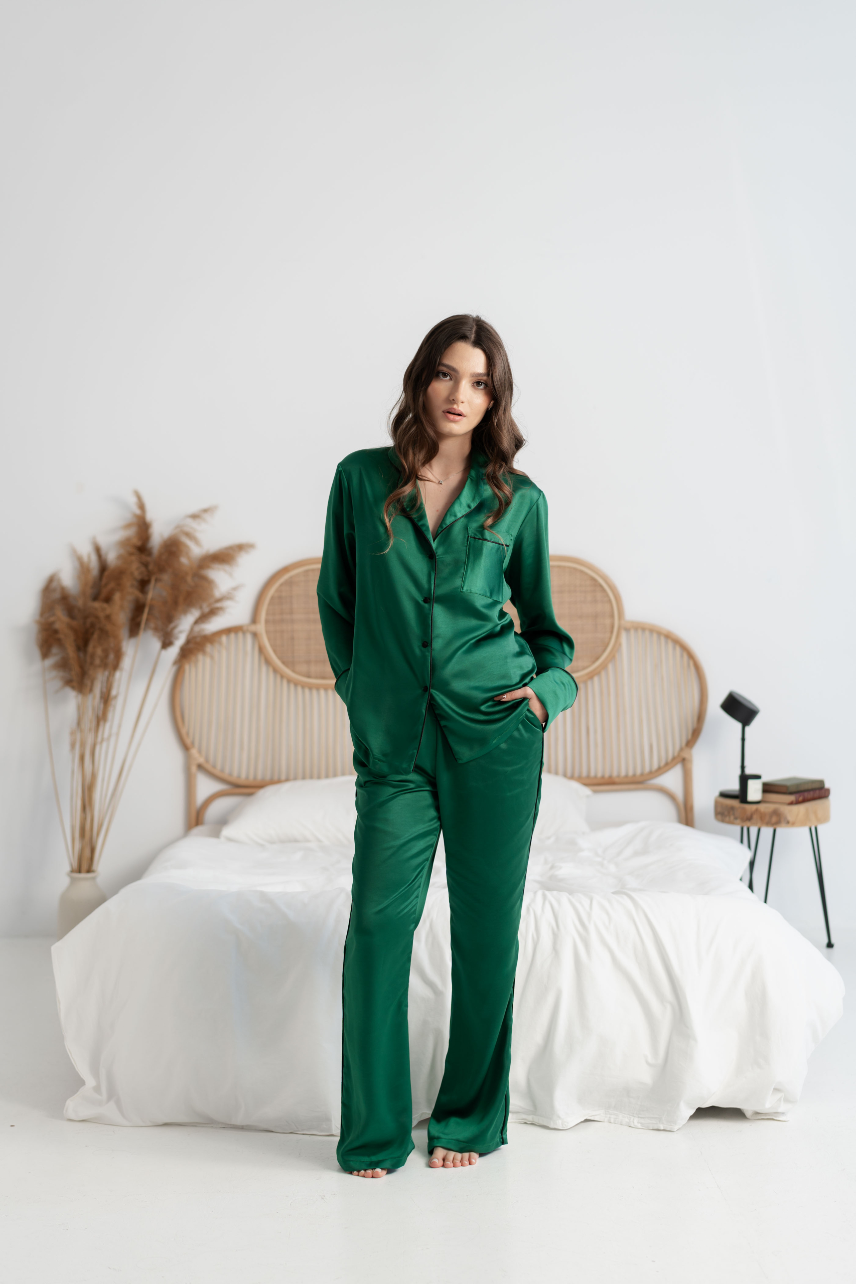 Pijama lungă verde Noelle by Silk Nuit, produsă în România.