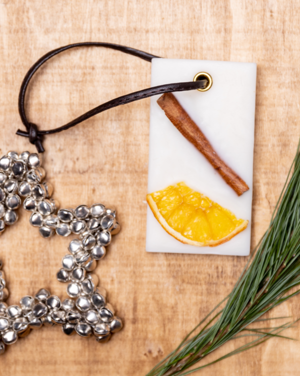 Lumânare din ceară de soia 100%, Silk Nuit, cu aroma Christmas Spice. Note de coajă de lămâie, portocală, scorțișoară, ghimbir, cimbru și nucșoară. Made in Romania.