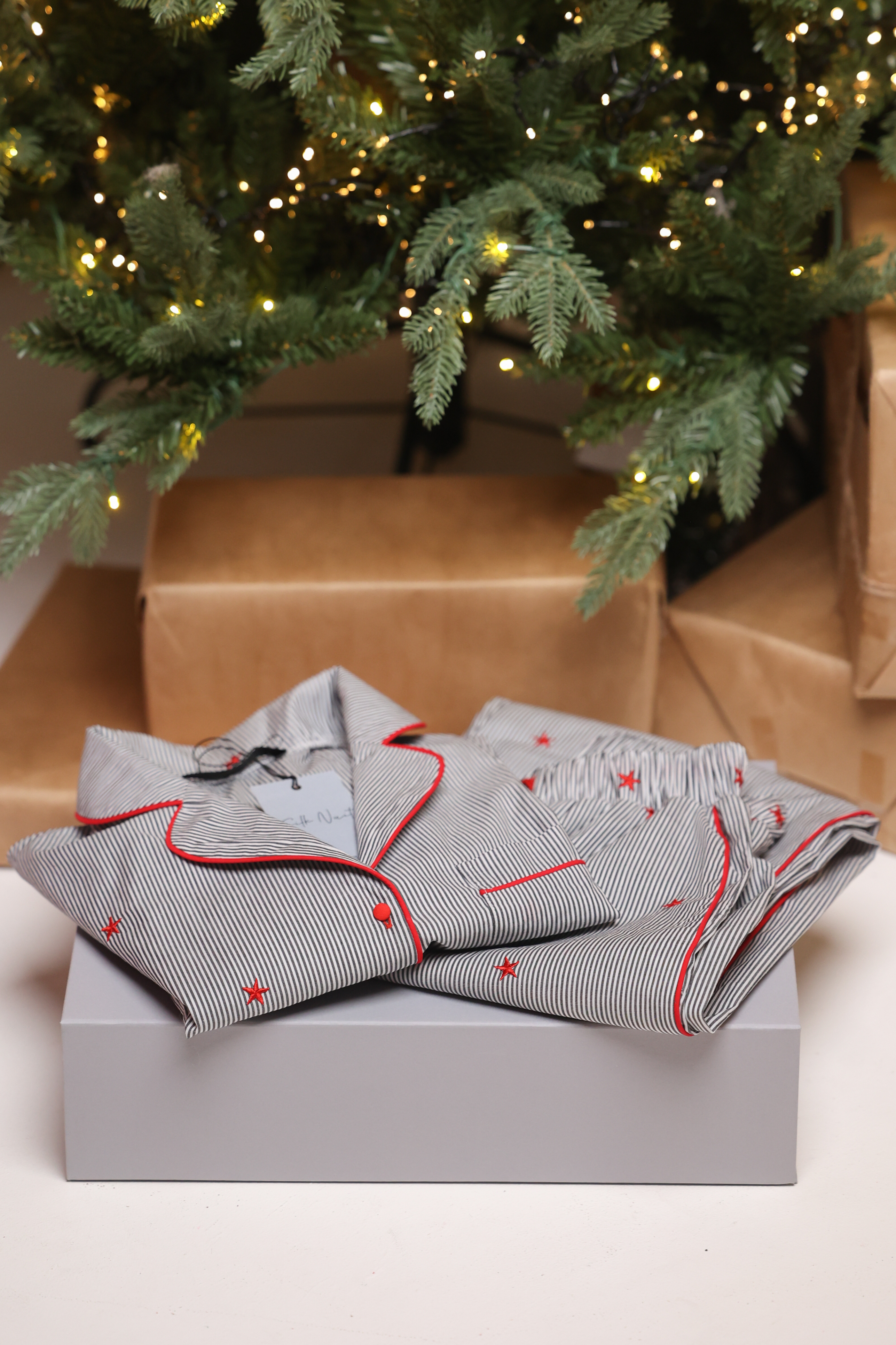 Pijama Christmas Stars Silk Nuit din bumbac 100%, cu dungi fine și broderie stele roșii - Made in Romania, ediție specială de Crăciun.