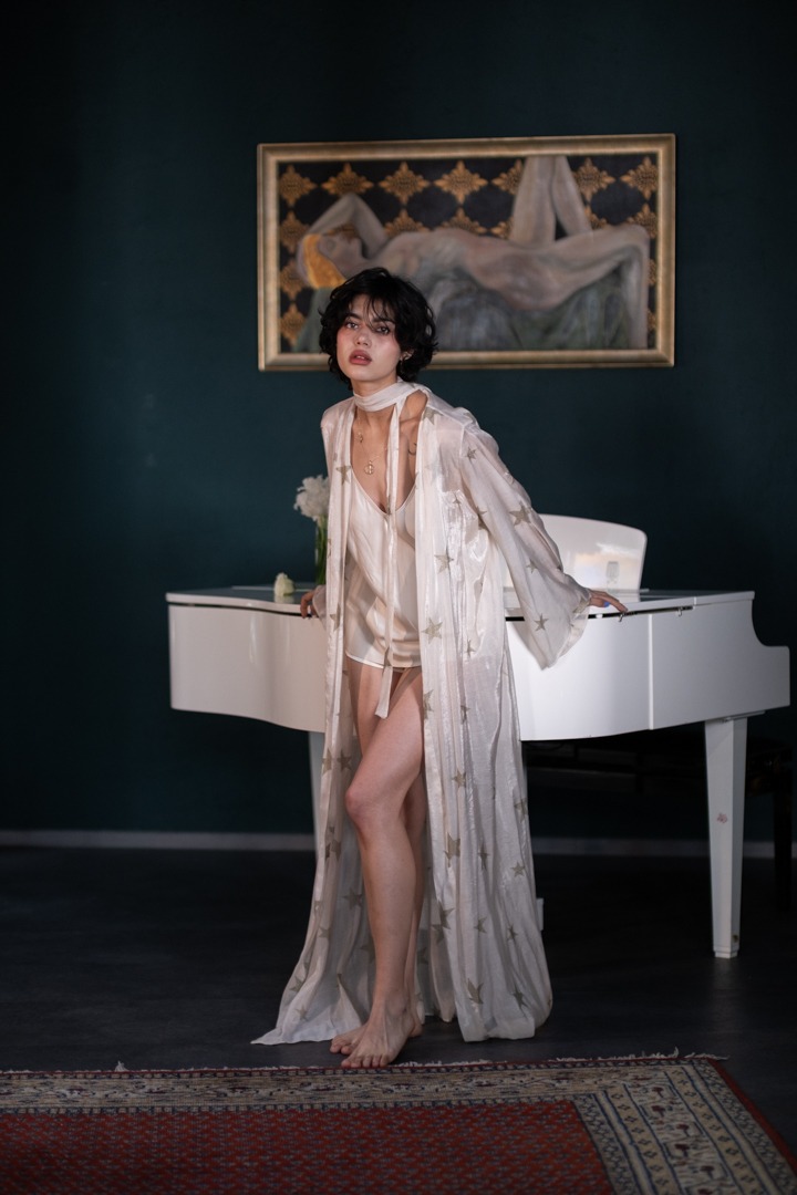 Descoperă La Bohème, halatul de vară din mătase naturală de la Silk Nuit. Design boem, delicat și ușor, perfect pentru zilele calde. Fabricat în România, ideal pentru dimineți liniștite sau vacanțe la mare.